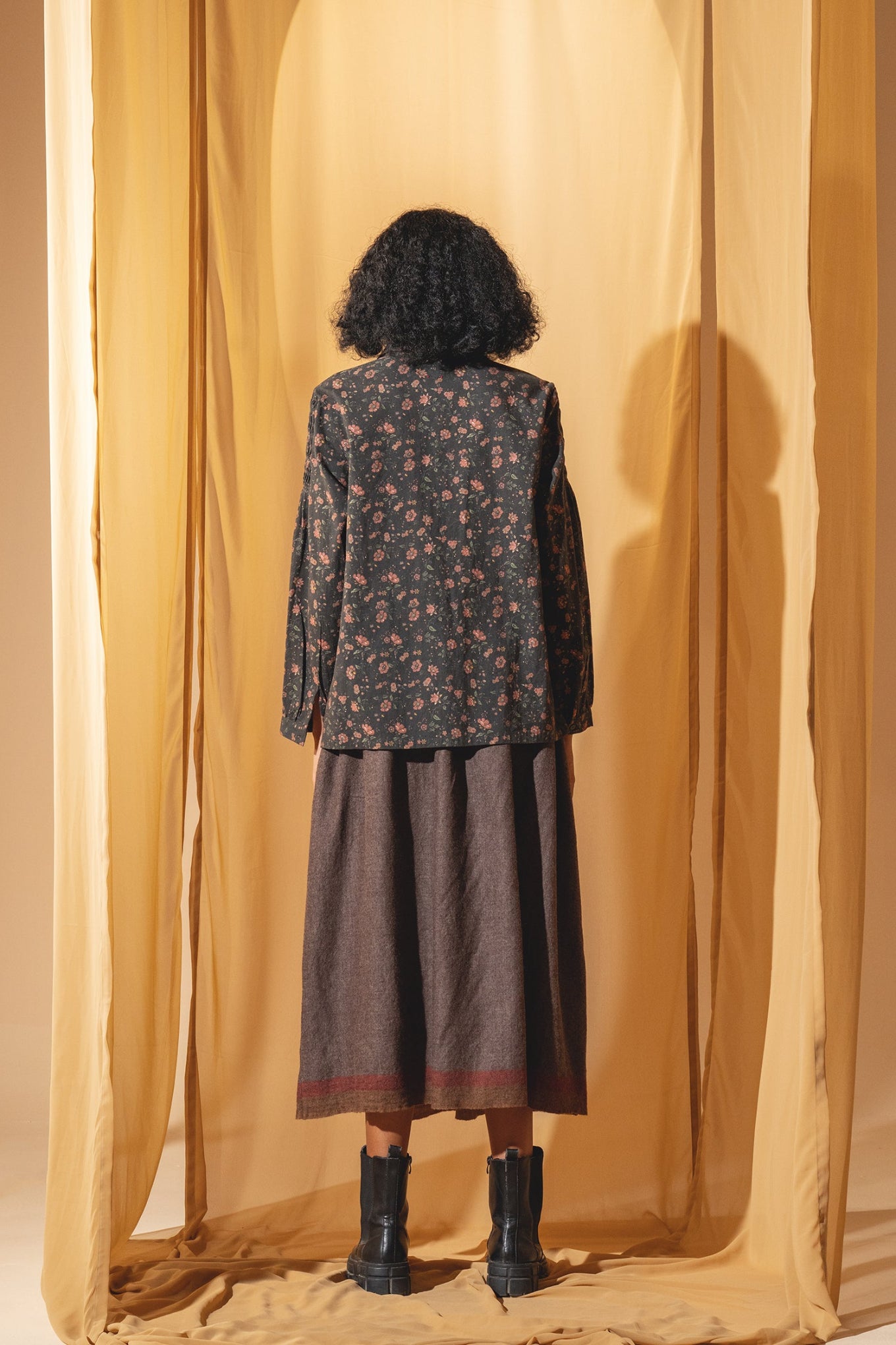 DVE Collection cotton linen floral print Lola blouse in charcoal.