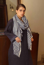Load image into Gallery viewer, Dve linen scarf - navy check