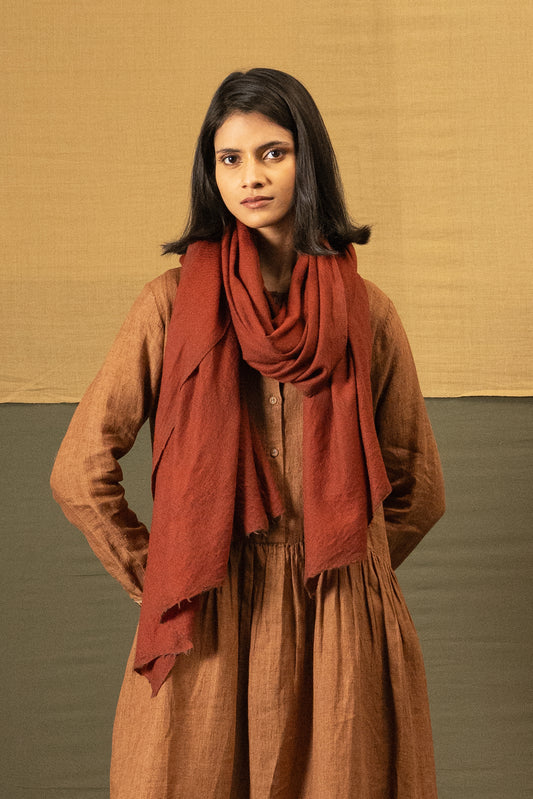 DVE Fine wool scarf in rust brown.