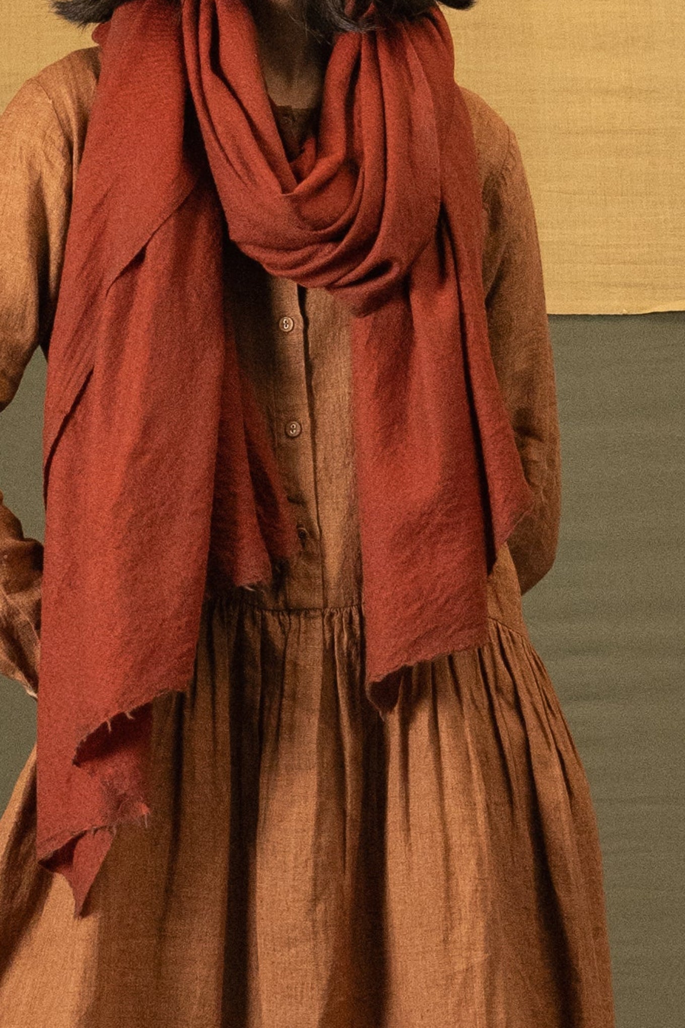 DVE Fine wool scarf in rust brown.