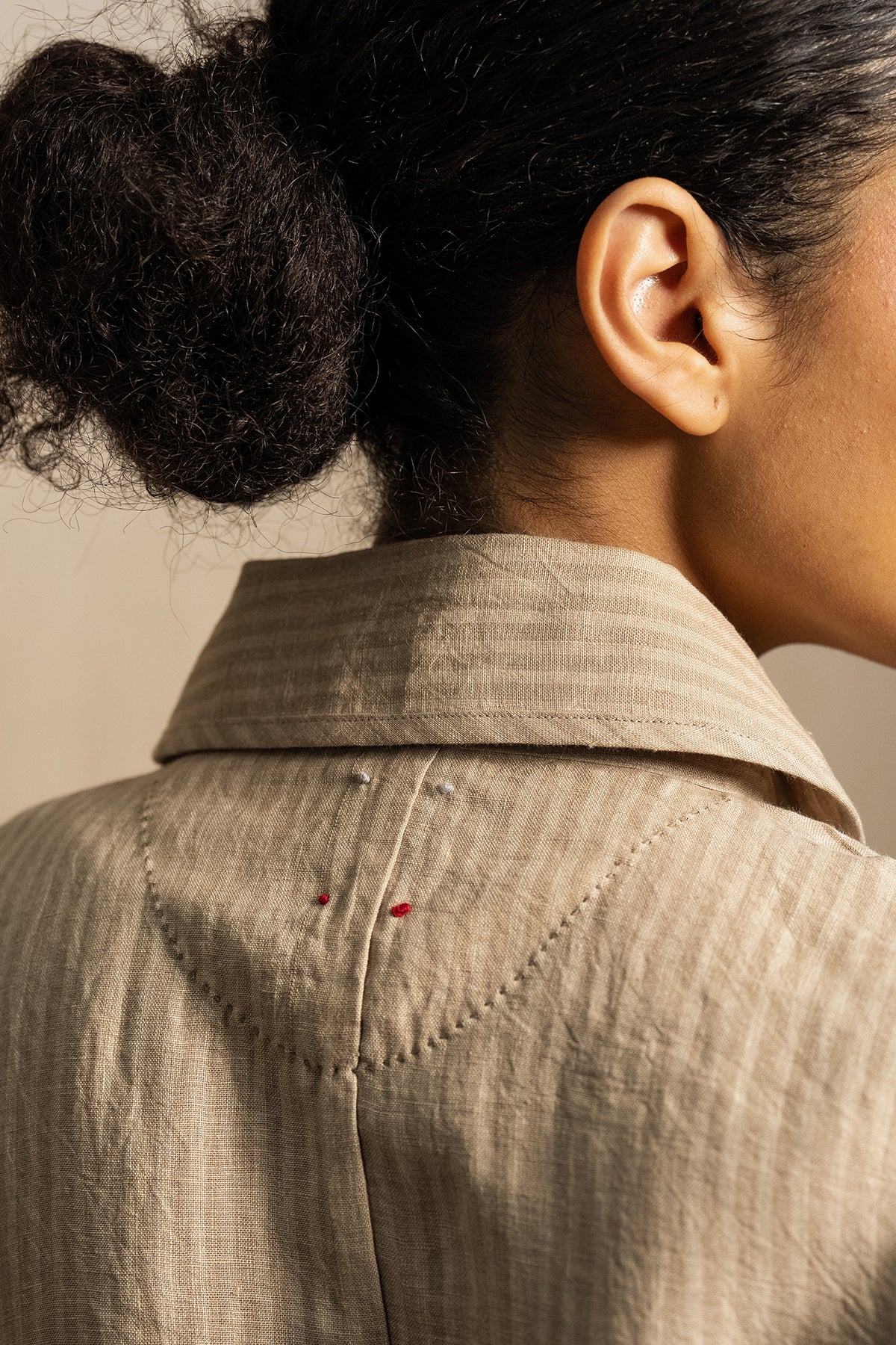 Dve Varuuni linen jacket in Dune stripe, beige and white.