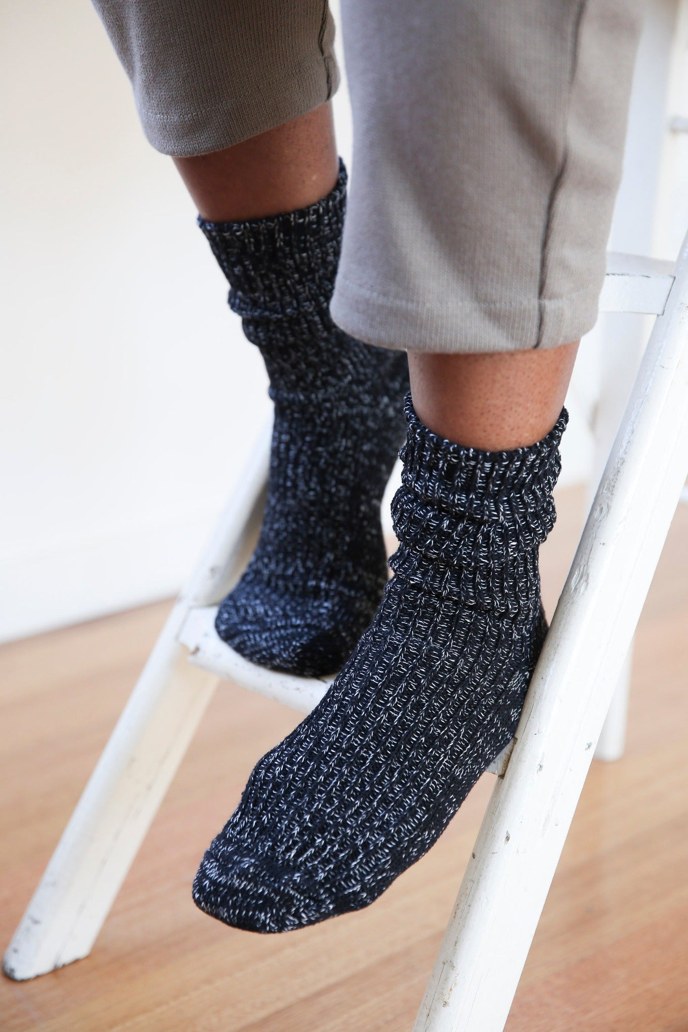 Nishiguchi Kutsushita Boston cotton and hemp socks in midnight ink blue.