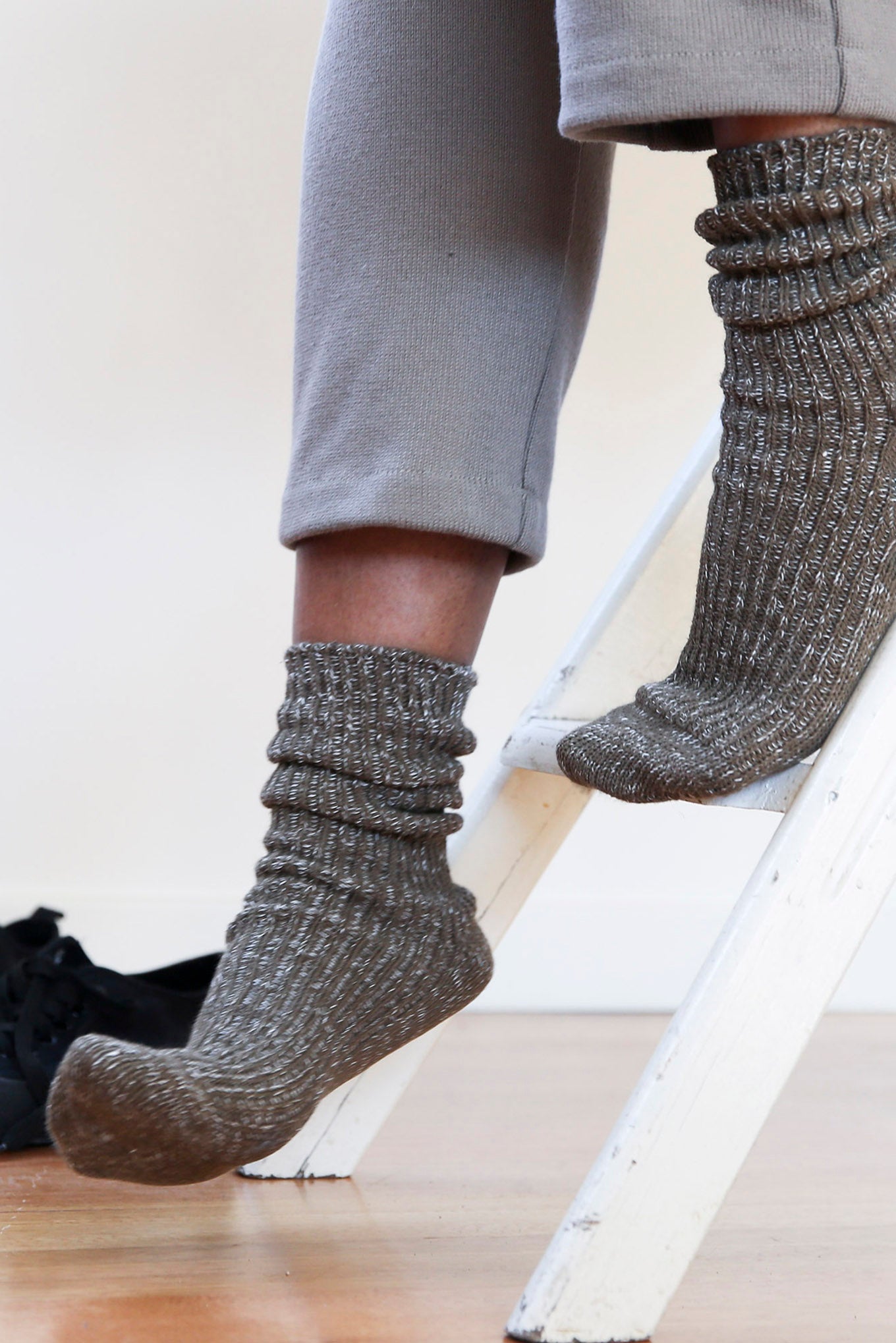 Nishiguchi Kutsushita Boston cotton and hemp socks in khaki moss olive green..