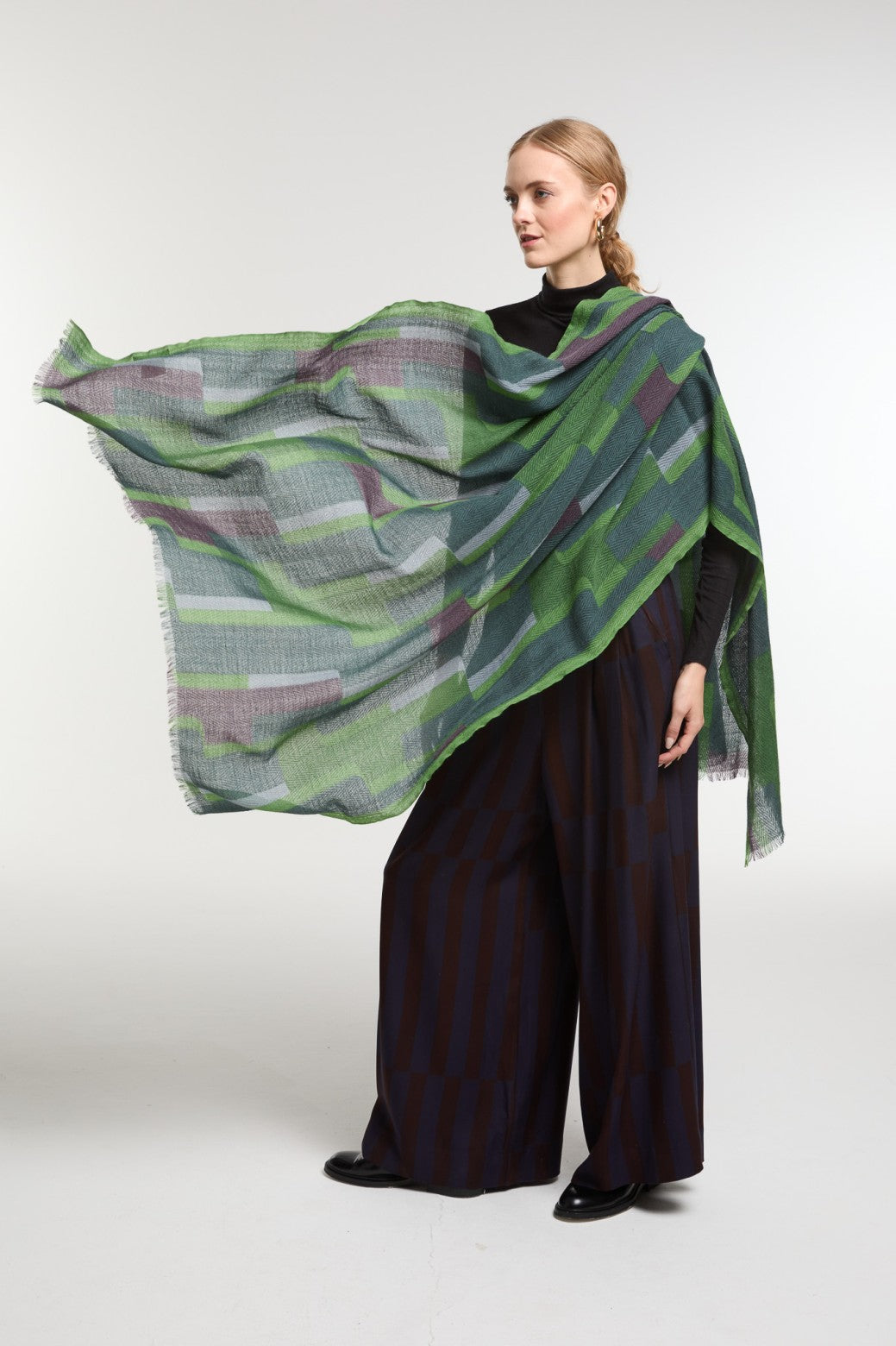 Ma Poesie Edom scarf in fine wool, dark green and burgundy.