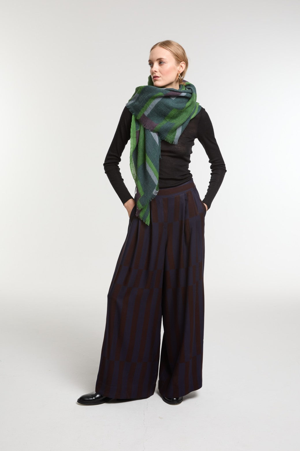 Ma Poesie Edom scarf in fine wool, dark green and burgundy.