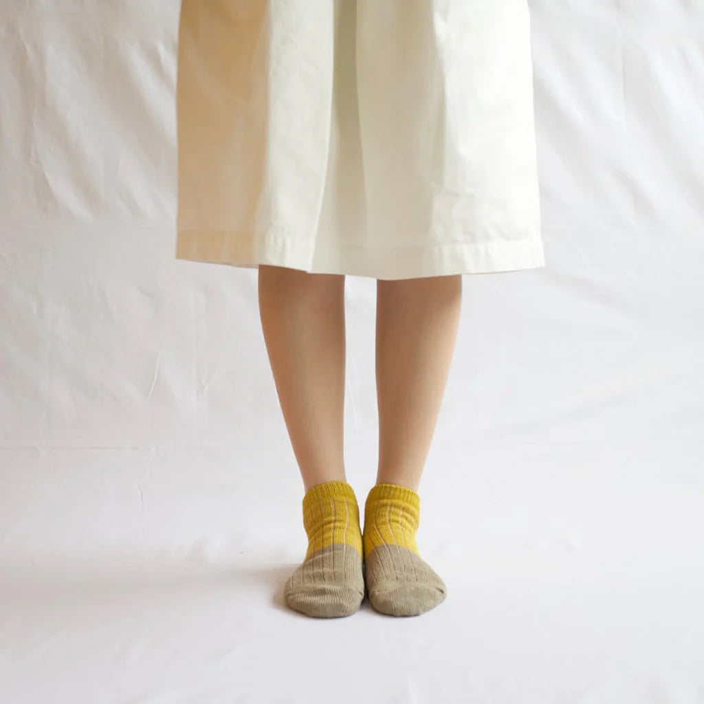 Nishiguchi Kutsushita linen cotton anklet in natural and yellow.