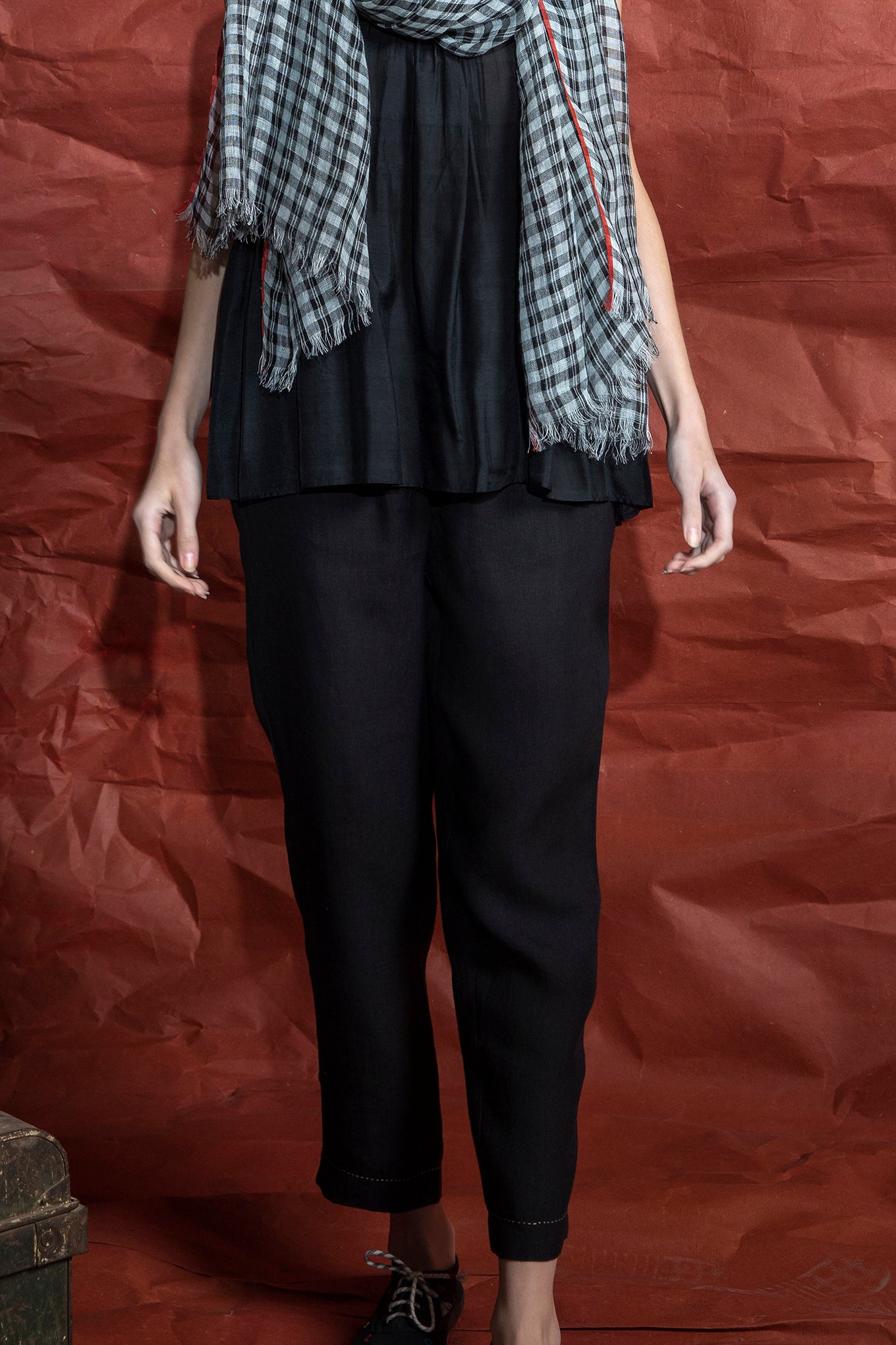 Dve Rooma elasstic waist pull on narrow leg pants in black linen.