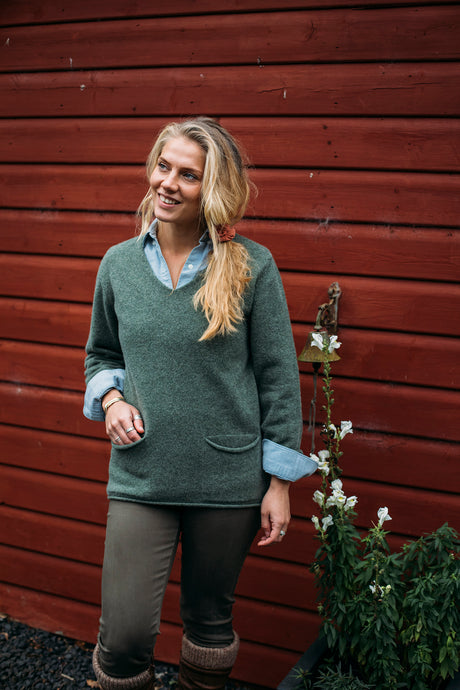 Eribe made in Scotland Corry V-neck sweater with pockets in Landscape green.