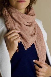 Couleur Chanvre pure hemp made in France carre sqaure scarf in rose des sables, rose pink, sand pink.