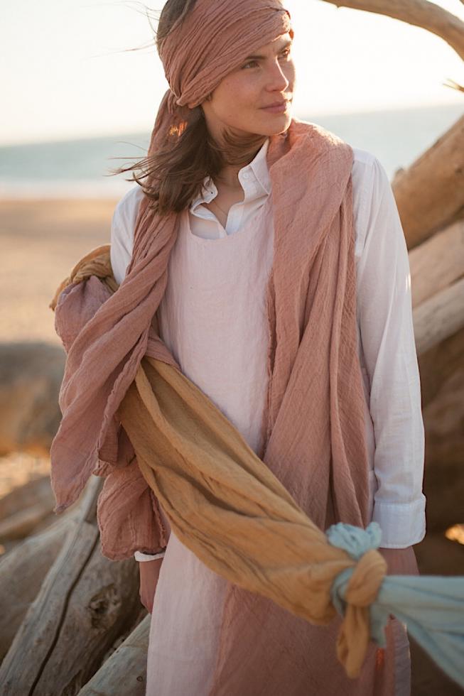 Couleur Chanvre made in france hemp long scarf in rose des sables, sand rose pink.
