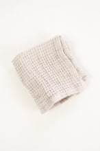 Load image into Gallery viewer, Waffle weave pure linen wash cloth face cloth. In silver grey.
