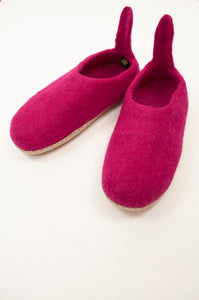 Fuchsia pink wool felt slippers, pull on style with tab, fair trade and ethically made in Nepal.