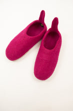 Load image into Gallery viewer, Fuchsia pink wool felt slippers, pull on style with tab, fair trade and ethically made in Nepal.