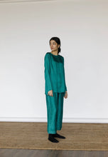 Load image into Gallery viewer, Mason and Mill mulberry silk Agnes top in emerald green.