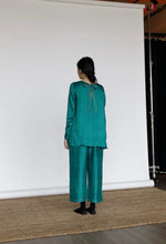 Load image into Gallery viewer, Mason and Mill mulberry silk Agnes top in emerald green.