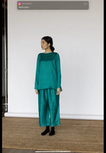 Load image into Gallery viewer, Mason and Mill mulberry silk Thelma pants in emerald green.