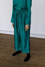 Load image into Gallery viewer, Mason and Mill mulberry silk Thelma pants in emerald green.