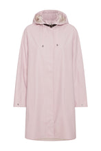 Load image into Gallery viewer, Ilse Jacobsen Rain71 classic raincoat with detachable hood in Lavender Pink.