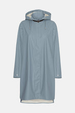 Load image into Gallery viewer, Ilse Jacobsen Rain71 classic raincoat with detachable hood in Blue cloud.