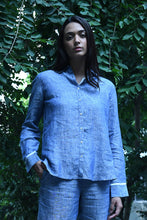 Load image into Gallery viewer, Dve Collection Vamika linen blue chambray button up shirt. 